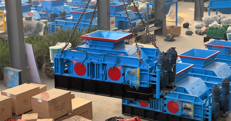 華盛銘液壓對(duì)輥機(jī)適合鵝卵石制砂，設(shè)備型號(hào)齊全可參考